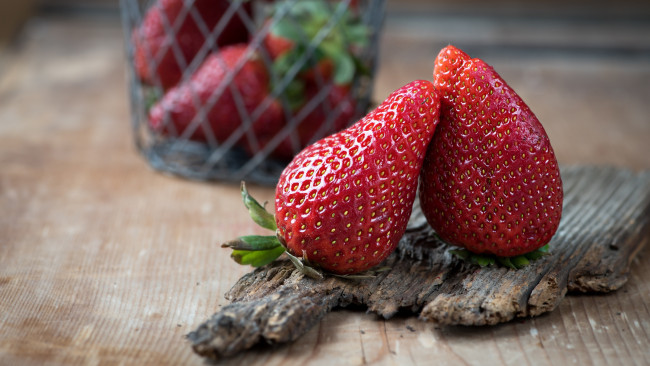 Обои картинки фото еда, клубника,  земляника, две, парочка, пара, ягоды, деревяшка, композиция, поцелуйчик, корзинка, фотоссессия, фон, доска, стол