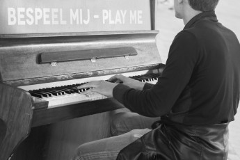 Картинка музыка -другое пианино мужчина