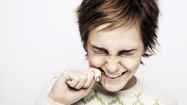 Обои картинки фото девушки, emma watson, актриса, смех, свитер, крестик