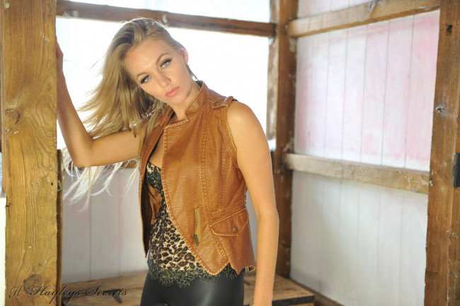 Обои картинки фото девушки, hayley-marie coppin, блондинка, штаны, топ, жилет