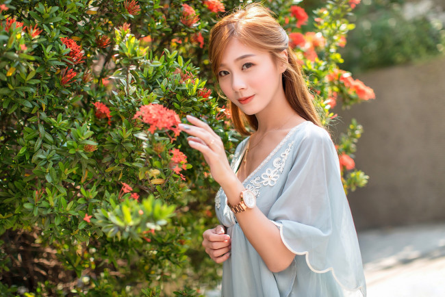 Обои картинки фото девушки, -unsort , азиатки, цветы, модель, женщины, брюнетка, глубина, резкости, наручные, часы, длинные, волосы