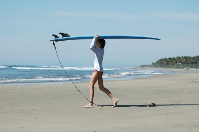 Обои картинки фото девушки, - брюнетки,  шатенки, серф, рубашка, брюнетка, купальник, море, берег