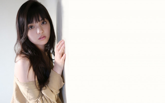 Обои картинки фото девушки, sayumi michishige, шатенка, свитер, лицо