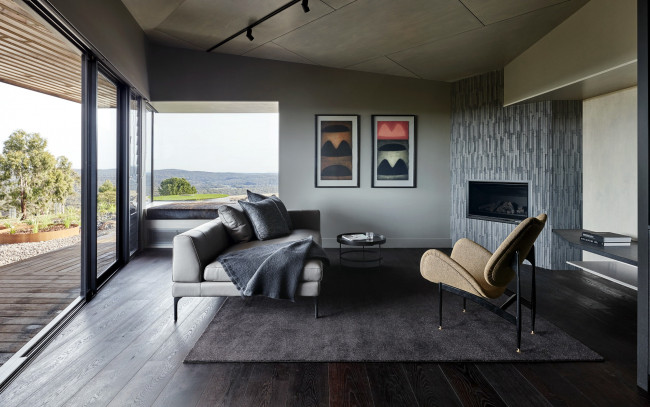 Обои картинки фото интерьер, гостиная, диван, кресло, картины