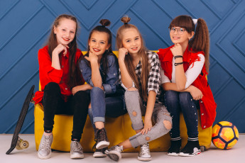 Картинка разное дети девочки диван скейт мяч