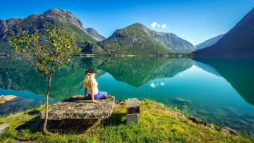 Картинка девушки -+блондинки +светловолосые горы озеро пейзаж блондинка шляпа