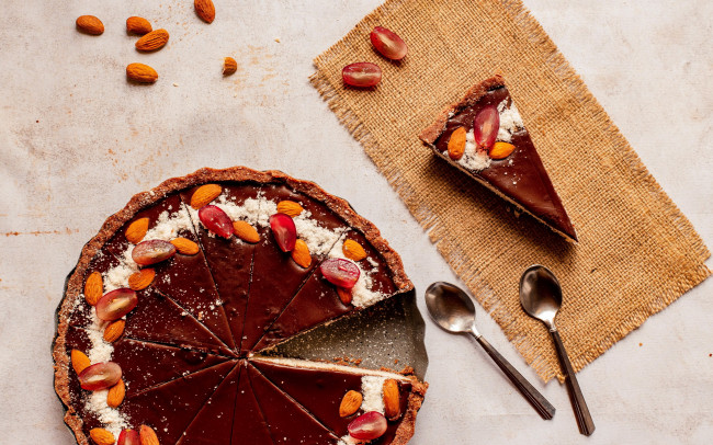 Обои картинки фото еда, пироги, пирог, орехи, виноград