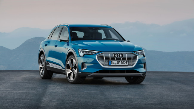 Обои картинки фото audi e-tron, автомобили, audi, голубой, площадка, горы