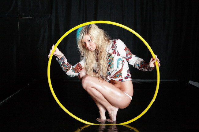 Обои картинки фото девушки, - блондинки,  светловолосые, блондинка, блузка, обруч