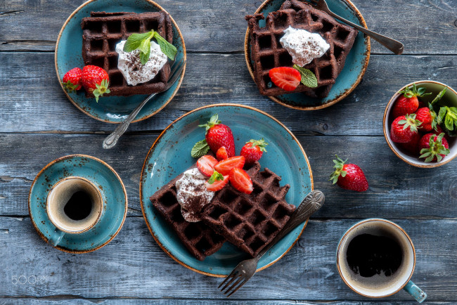 Обои картинки фото еда, блины,  оладьи, кофе, вафли, ягоды, клубника