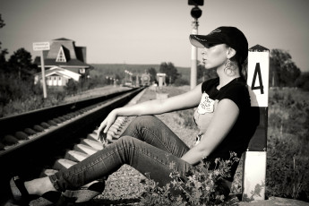 Картинка девушки -+черно-белые кепка футболка джинсы железная дорога трава дом