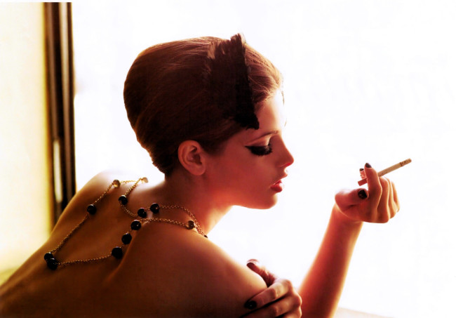 Обои картинки фото девушки, ashley greene, шатенка, лицо, бусы, сигарета