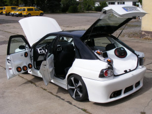 Картинка автомобили выставки уличные фото