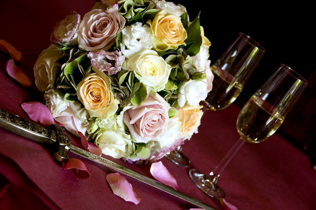 Обои картинки фото цветы, букеты, композиции, бокалы, нож, розы