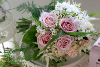 Картинка цветы букеты композиции левкой розы ромашки