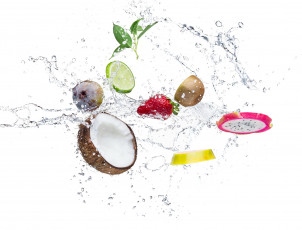 Картинка еда фрукты +ягоды вода брызги лайм клубника белый фон листики киви черника