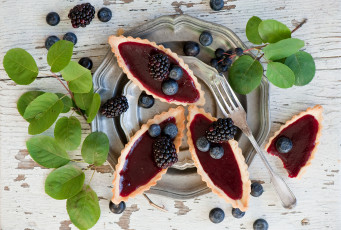 Картинка еда пирожные +кексы +печенье десерт ягоды ежевика голубика ветки листья вилка