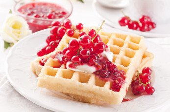 Картинка еда пирожные +кексы +печенье десерт вафли красная смородина ягоды сливки