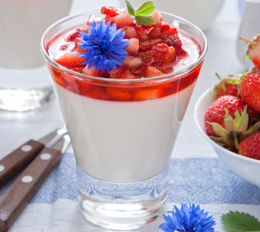 Обои картинки фото еда, мороженое,  десерты, клубника, васильки