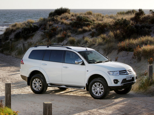 Обои картинки фото автомобили, mitsubishi, au-spec, challenger, светлый, 2013г