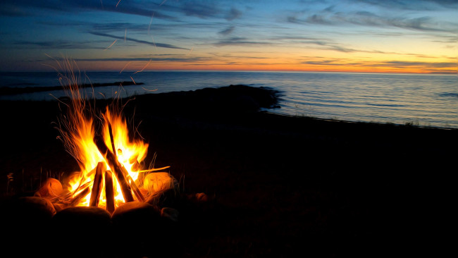 Обои картинки фото природа, огонь, ночь, набережная