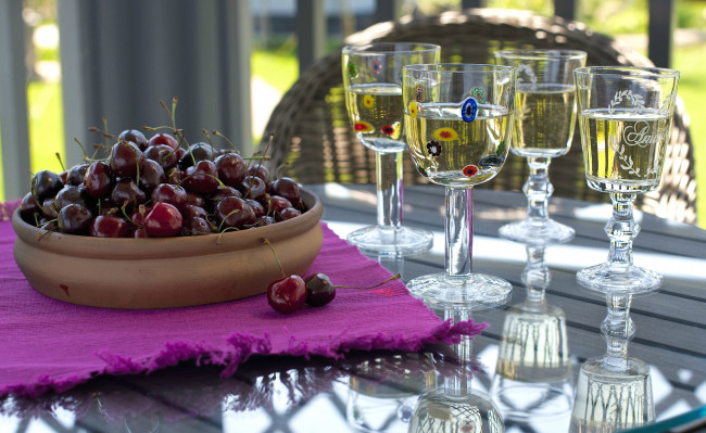 Обои картинки фото еда, вишня,  черешня, бокалы