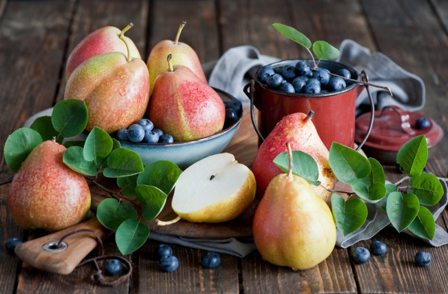 Обои картинки фото еда, фрукты,  ягоды, бидон, листья, ягоды, голубика, груши