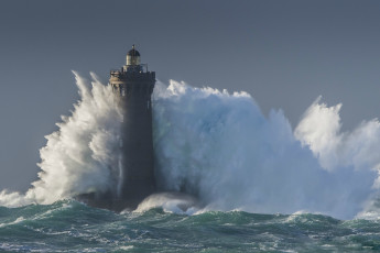 Картинка природа стихия blue маяк storm море lighthouse wave sea шторм волна