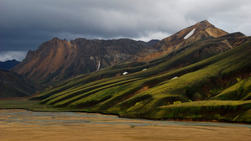 Картинка landmannalaugar природа горы ручей зелень склоны снег небо тучи