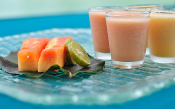 Картинка еда напитки +коктейль куски фрукты ломтики стаканы смуси лайм лист