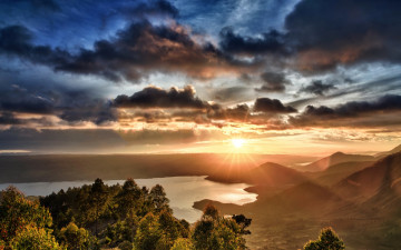 Картинка природа восходы закаты lake toba небо горы озеро солнце sumatra панорама деревья облака индонезия закат