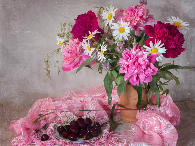 Обои картинки фото еда, вишня,  черешня, ягоды, ромашки, пионы, букет, текстура, черешня