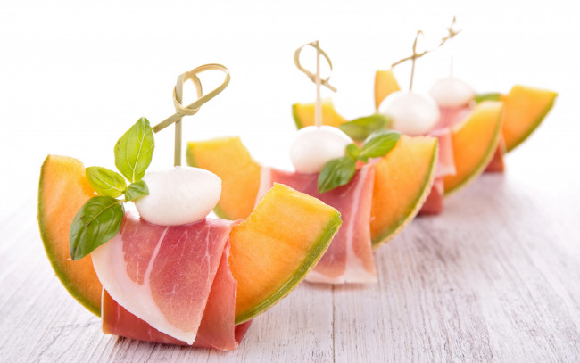 Обои картинки фото еда, салаты,  закуски, мята, ветчина, дыня, ham, melon
