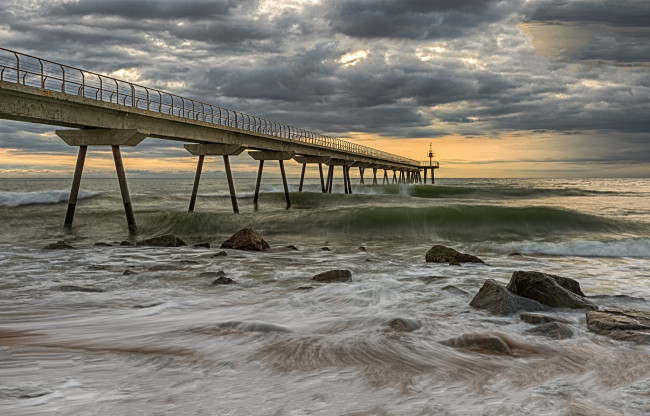 Обои картинки фото природа, побережье, тучи, мост, океан