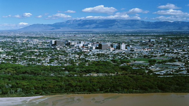 Обои картинки фото города, - панорамы, небо, деревья, река, панорама, город, горы