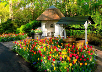Картинка разное садовые+и+парковые+скульптуры тюльпаны колодец беседка деревья