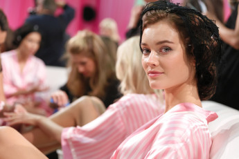 Картинка monika+‘jac’+jagaciak девушки monika+jac+jagaciak monika jagaciak халат сетка модель