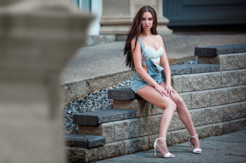 Картинка девушки -unsort+ брюнетки +шатенки топик шорты комбинезон туфли сексуальная фигура джинса ножки прическа макияж брюнетка