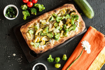 Картинка еда пицца помидоры начинка зелень приправа