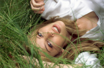 Картинка музыка kylie+minogue кайли миноуг певица блондинка трава улыбка