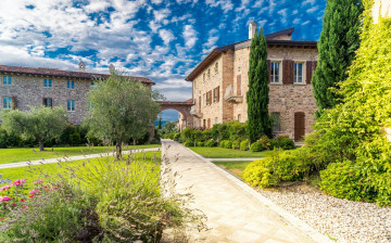 Картинка италия города -+здания +дома дорога цветы деревья облака