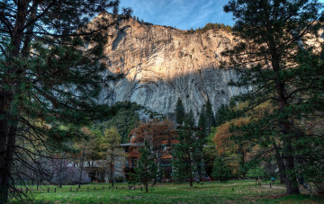 Картинка природа горы деревья трава здание