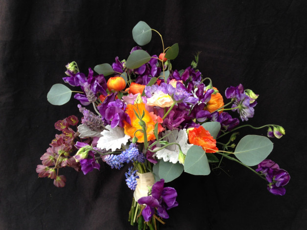 Обои картинки фото цветы, букеты,  композиции, черный, фон