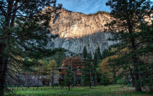 Обои картинки фото природа, горы, деревья, трава, здание