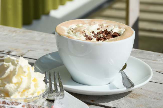 Обои картинки фото еда, кофе,  кофейные зёрна, рисунок, пенка, капучино