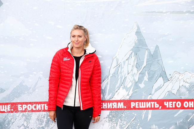 Обои картинки фото девушки, мария шарапова, плакат, куртка, улыбка, блондинка, спортсменка