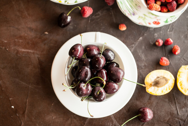 Обои картинки фото еда, фрукты,  ягоды, земляника, черешня, ягоды, малина, абрикос