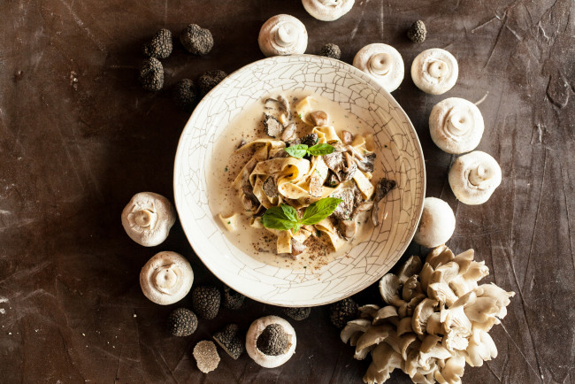 Обои картинки фото еда, макаронные блюда, подлива, грибы, спагетти, второе, блюдо