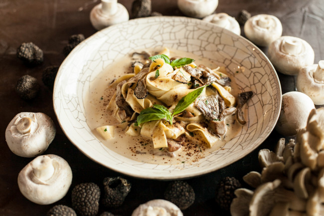 Обои картинки фото еда, макаронные блюда, спагетти, второе, блюдо, подлива, грибы