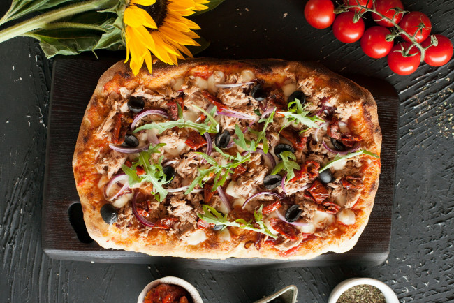 Обои картинки фото еда, пицца, помидоры, зелень, сыр, начинка